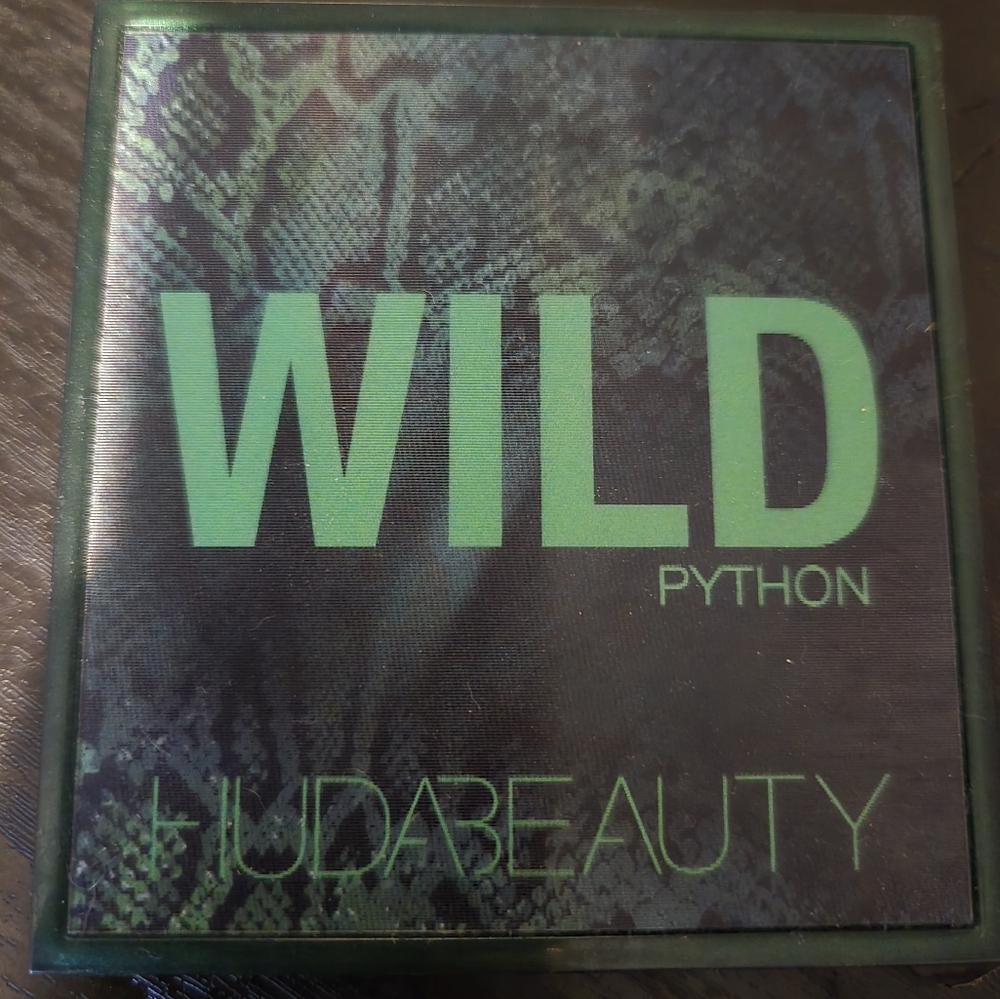 Huda Beauty Wild python Palette